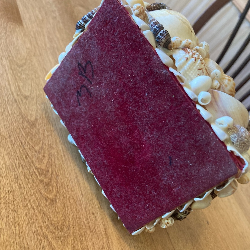 Vintage shell trinket/jewelry box - Picture 6 of 7